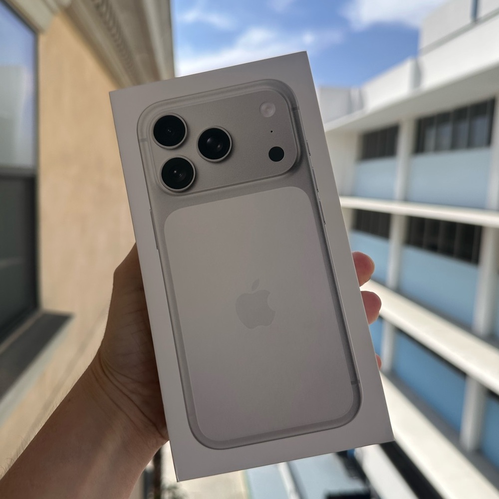 Apple iPhone 17 Pro Silver 256gb new in box sealed